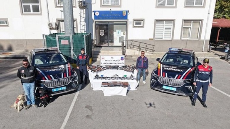 Operasyonda ele geçen silahlar dikkat çekti!