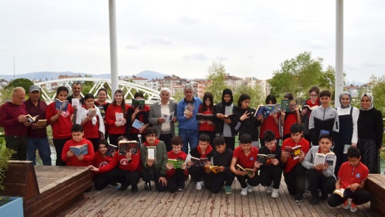 RAUF DENKTAŞ KÖPRÜSÜNDE KİTAP OKUDULAR