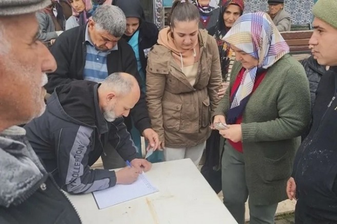 Zeytin ağaçlarıkesilmesin diye imza topladılar